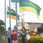 Alunos da rede estadual hasteiam a bandeira do Brasil na sede da Seed  -