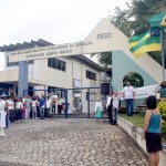 Alunos da rede estadual hasteiam a bandeira do Brasil na sede da Seed  -