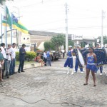 Alunos da rede estadual hasteiam a bandeira do Brasil na sede da Seed  -