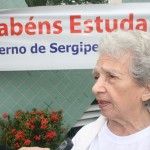 Alunos da rede estadual hasteiam a bandeira do Brasil na sede da Seed  -
