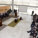 comemora a redução do preço da energia elétrica - O ministro de Minas e Energia