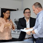 Secretário recebe relatório e projeto de ações contra a violência e a favor do desarmamento - Fotos: Ascom/ Seed