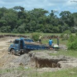 Deso e Pelotão Ambiental flagram extração ilegal de areia na barragem do Poxim  - Fotos: Ascom/Deso
