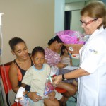 Oncologia distribui kits de higiene bucal em homenagem ao dia do odontólogo - A coordenadora da Oncologia
