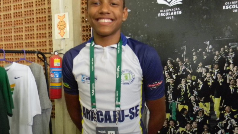 Ciclista de escola da rede estadual de ensino recebe premiação do Comitê Olímpico Brasileiro