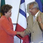Presidenta Dilma anima os governadores nordestinos ao anunciar a ‘financeirização’ da Sudene   - A presidenta Dilma Rousseff cumprimenta o governador em exercício de Sergipe