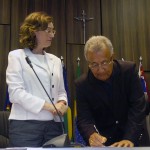 Jackson Barreto assina Termo de Adesão do Estado de Sergipe ao Plano Viver sem Limite - Jackson Barreto assinou o Termo de Adesão ao Plano Nacional dos Direitos da Pessoa com Deficiência ao lado da ministra da Secretaria dos Direitos Humanos da Presidência da República