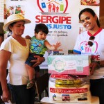 Estado distribui alimentos e leite a vítimas da estiagem - A secretária de Assistência Social e do Trabalho do município de Itabi