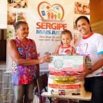 Estado distribui alimentos e leite a vítimas da estiagem - A secretária de Assistência Social e do Trabalho do município de Itabi