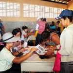 Governo entrega kits de alimentos e leite aos sertanejos de Glória -