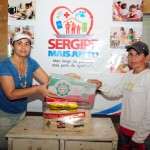 Governo entrega kits de alimentos e leite aos sertanejos de Glória -