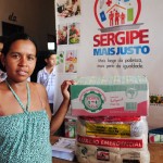 Mais de 4 mil famílias recebem alimentos e leite em Poço Redondo e Canindé - A secretária Eliane Aquino