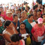 Mais de 4 mil famílias recebem alimentos e leite em Poço Redondo e Canindé - A secretária Eliane Aquino