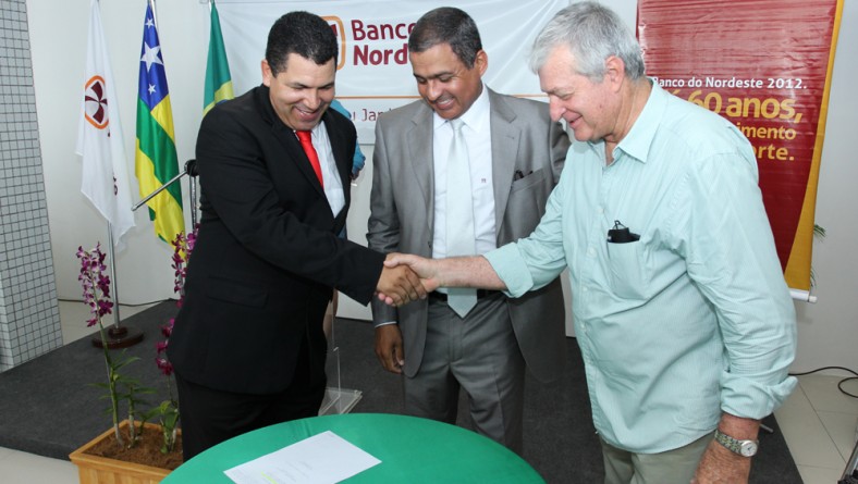 Saumíneo representa governador Marcelo Déda em inauguração da nova agência do BNB
