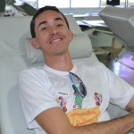 Estudantes de Farmácia contribuem com doação de sangue - Alberto Noronha atendeu o pedido da amiga Patrícia e foi doar