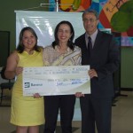 Clientes do Banese ganham R$ 71 mil em prêmios de títulos de capitalização - A dentista Danielle Souza (no centro) recebe o 'checão' de R$ 12