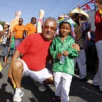 Jackson se diverte ao lado de milhares de foliões no cortejo do Rasgadinho -