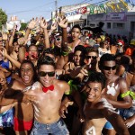 Jackson se diverte ao lado de milhares de foliões no cortejo do Rasgadinho -