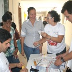 Seed realiza mobilização pelo Dia Mundial do Rim - Beatriz Mendes ouve as orientações da técnica do Qualivida / Fotos: Juarez Silveira/Seed