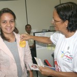 Seed realiza mobilização pelo Dia Mundial do Rim - Beatriz Mendes ouve as orientações da técnica do Qualivida / Fotos: Juarez Silveira/Seed