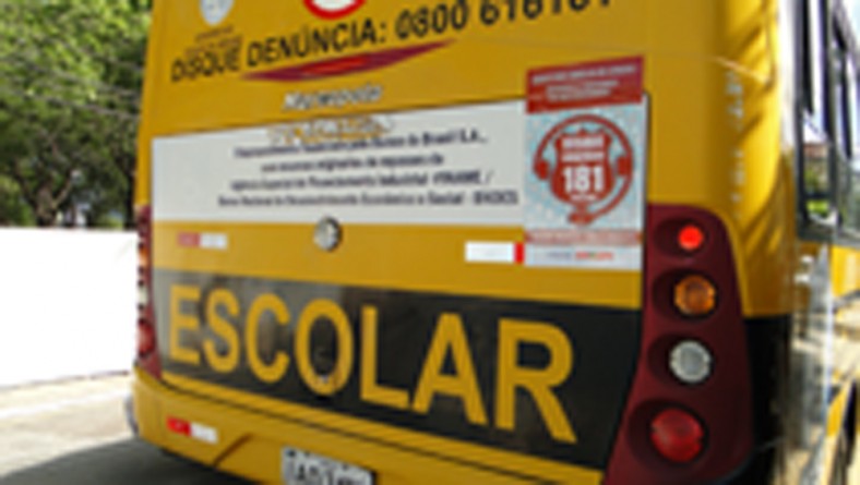 Governo inicia colocação de publicidade do 181 em táxis e ônibus