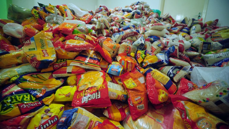 Governo recebe doação de alimentos arrecadados no jogo Sergipe x Confiança