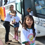 Defensores da Alegria leva crianças carentes ao parque Sweet Play - Momento da descida do ônibus
