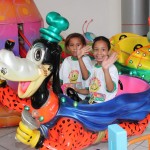Defensores da Alegria leva crianças carentes ao parque Sweet Play - Momento da descida do ônibus
