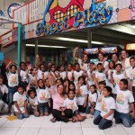 Defensores da Alegria leva crianças carentes ao parque Sweet Play - Momento da descida do ônibus