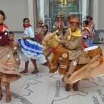 Cortejo de grupos infantis movimenta o Centro de Aracaju -   Cangaceiros mirins dançam no átrio do Museu da Gente Sergipana