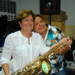 Clube das Mães recebe instrumentos musicais e mini indústria de confecção  -