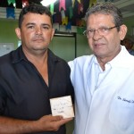 Hemocentro de Sergipe comemora Dia do Doador e abre campanha junina -  Carlos Magno  recebe placa do superintendente do Hemose