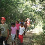 Alunos da Escola Municipal Juarez Leal participam de trilha ecológica na Mata do Junco