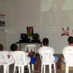 Adolescentes em semiliberdade estão a um passo da reintegração social - A assistente social Carina Franco com mães e socioeducandos