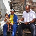 Governo dá continuidade ao Diagnóstico Social pelo PróMoradia em Socorro - Técnico do Núcleo Social da Sedurb faz entrevista com morador  Fotos: Eduardo Almeida