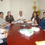 Secretário recebe livros e DVD resultantes de pesquisa executada pelo Projeto Transeja  - Fotos: Ascom / Saúde