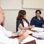 Secretário recebe livros e DVD resultantes de pesquisa executada pelo Projeto Transeja  - Fotos: Ascom / Saúde