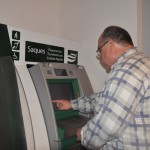 Banese instala caixa eletrônico no Museu da Gente Sergipana - O radialista Fernando Cabral foi um dos primeiros a utilizar o caixa eletrônico do Banese no Museu da Gente Sergipana / Foto: Nucom / Instituto Banese