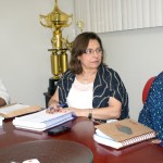 Secretário recebe livros e DVD resultantes de pesquisa executada pelo Projeto Transeja  - Fotos: Ascom / Saúde