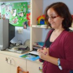 Voluntários contam histórias e animam crianças internadas no Huse - Maria de Lourdes de Jesus