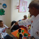 Voluntários contam histórias e animam crianças internadas no Huse - Maria de Lourdes de Jesus