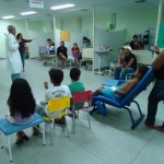 Voluntários contam histórias e animam crianças internadas no Huse - Maria de Lourdes de Jesus