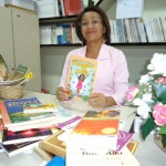 Pacientes internados no Huse encontram terapia através dos livros - A coordenadora do Biblioterapia no Huse