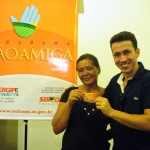 Governo inicia pagamento de quase 4 mil beneficiários do Mão Amiga  - A trabalhadora rural Ivanilde Maria Vieira recebe o cartão do Mão Amiga / Fotos: Edinah Mary/Inclusão Social