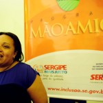 Governo inicia pagamento de quase 4 mil beneficiários do Mão Amiga  - A trabalhadora rural Ivanilde Maria Vieira recebe o cartão do Mão Amiga / Fotos: Edinah Mary/Inclusão Social