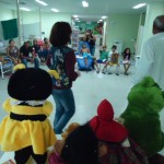 Voluntários contam histórias e animam crianças internadas no Huse - Maria de Lourdes de Jesus