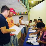 Governo inicia pagamento de quase 4 mil beneficiários do Mão Amiga  - A trabalhadora rural Ivanilde Maria Vieira recebe o cartão do Mão Amiga / Fotos: Edinah Mary/Inclusão Social