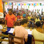 Governo inicia pagamento de quase 4 mil beneficiários do Mão Amiga  - A trabalhadora rural Ivanilde Maria Vieira recebe o cartão do Mão Amiga / Fotos: Edinah Mary/Inclusão Social