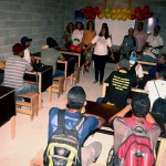 Operários da construção civil assistem à aula inaugural do Sergipe Alfabetizado  - A coordenadora do Sergipe Alfabetizado