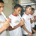 Projeto de musicalização revela talentos no Joaquim Vieira Sobral - A esquerda o estudante